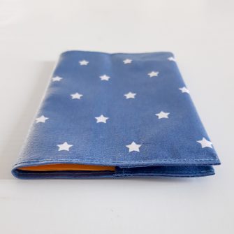 Schutzhülle für Internationales Impfbuch der WHO aus abwaschbarer Baumwolle in Jeansblau mit weißen Sternen
