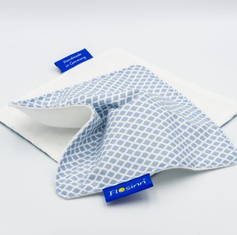 Schmusetuch für Babys aus Hellblau-weißer Baumwolle auf einer Seite und weißem Molton auf der anderen Seite mit Knisterfolie innen