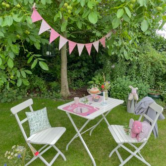 Flosinn Platzset Geburtstag Rosé Blumen mit Wimpelkette personalisierbar im Garten