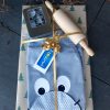 Flosinn-Kinderschuerze Bleu-Teigrolle-Nudelholz-Kuchenrolle-Ausstechform-Plaetzchen-Weihnachten-Geschenkset