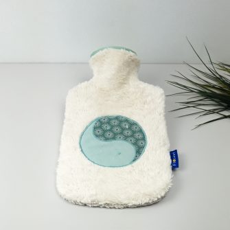 Flosinn Wärmflasche oder Bettflasche mit Bezug aus Bio Teddyplüsch mit einer Yin Yang Applikation in Mint Salbei