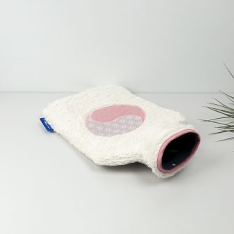 Flosinn Wärmflasche oder Bettflasche mit Bezug aus Bio Teddyplüsch mit einer Yin Yang Applikation in Rosé Öffnung
