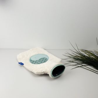 Flosinn Wärmflasche oder Bettflasche mit Bezug aus Bio Teddyplüsch mit einer Yin Yang Applikation in Mint Öffnung