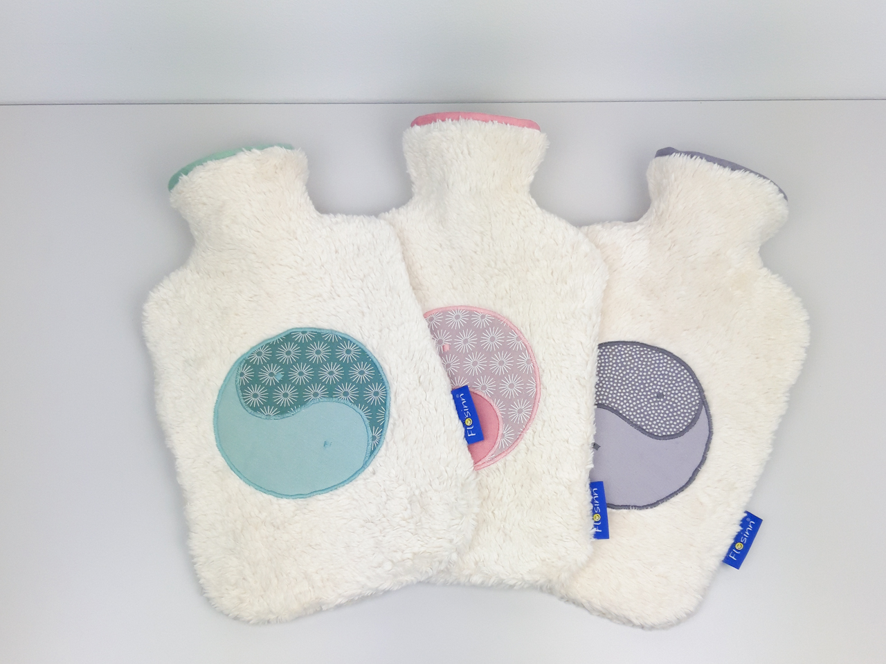 Flosinn Wärmflasche oder Bettflasche mit Bezug aus Bio Teddyplüsch mit einer Yin Yang Applikation in Rosé Grau Mint Set