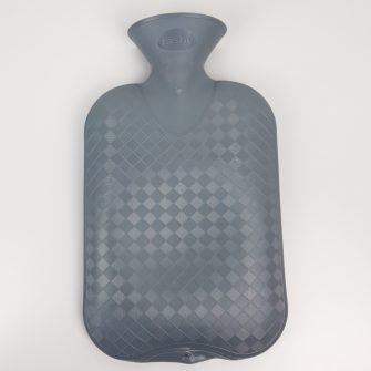 Flosinn Wärmflasche oder Bettflasche mit Bezug aus Bio Teddyplüsch mit einer Yin Yang Applikation in Grau Fashy Wärmflasche