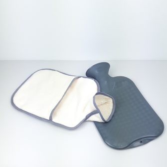 Flosinn Wärmflasche oder Bettflasche mit Bezug aus Bio Teddyplüsch mit einer Yin Yang Applikation in Grau Innen