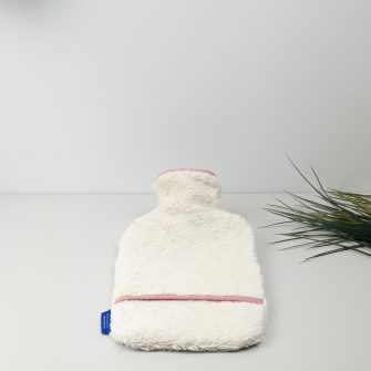 Flosinn Wärmflasche oder Bettflasche mit Bezug aus Bio Teddyplüsch mit einer Yin Yang Applikation in Rosé Rückseite