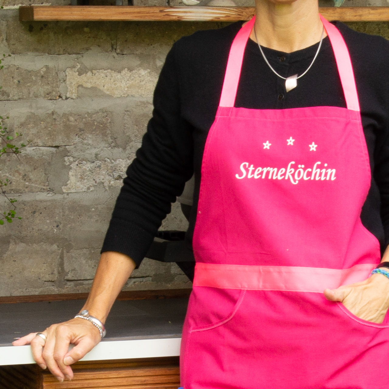 Kochschürze Damen in Pink mit weißem Schriftzug Sterneköchin und Tasche